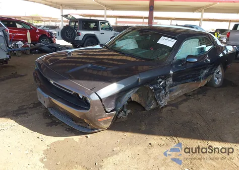 2017 Dodge Challenger Sxt z USA, uszkodzony, nr VIN 2C3CDZAG1HH640134